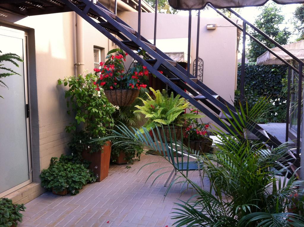 Hotel Life On 3Rd Johannesburg Esterno foto